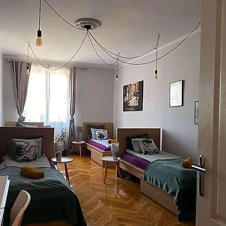House אכסניה *